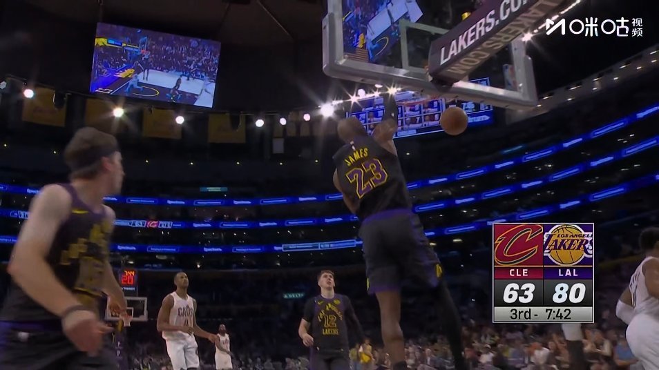 这个空接扣篮！詹姆斯你踏马绝对不对劲！我严重怀疑他动用了某种特殊科技让自己的身体
