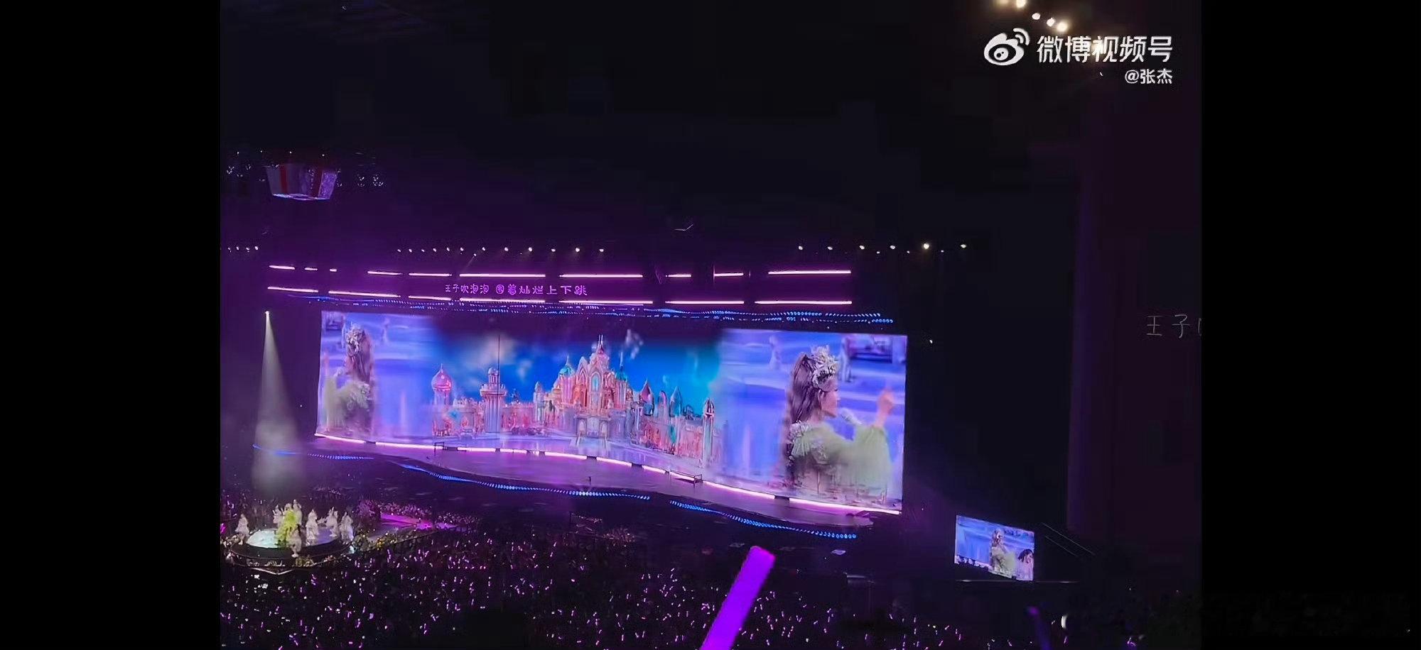 张杰拍的谢娜演唱会张杰看谢娜演唱会vlog谢娜演唱会嘉宾是者来女张杰默默坐在台下