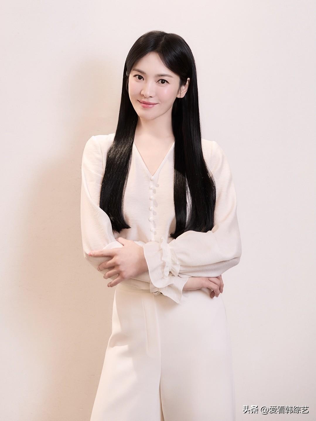 24日，演员宋慧乔在Instagram上传了多张照片。照片中，宋慧乔现身江南新世