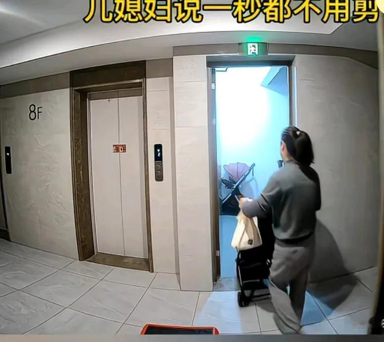 奶奶出门把婴儿车放楼梯间，结果没看到孙子在后边跟着她出去了，奶奶随手把门关上了，