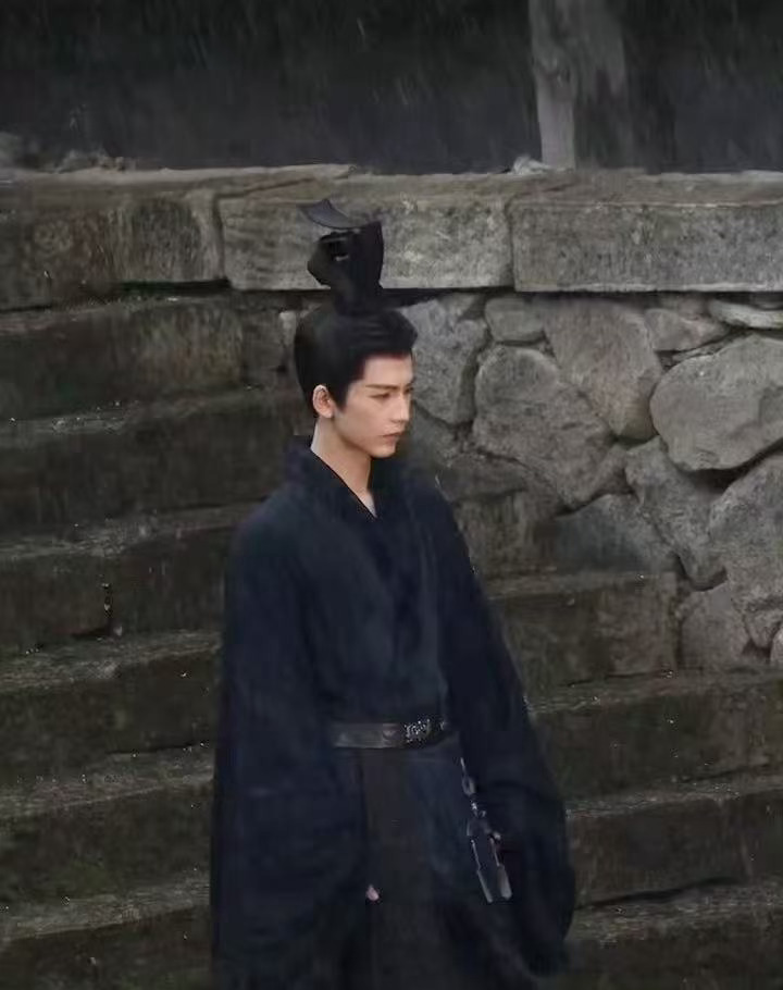 张凌赫刺棠路透 路透生图状态好绝！张凌赫的古装适配度真的没得说，眉眼自带故事感，