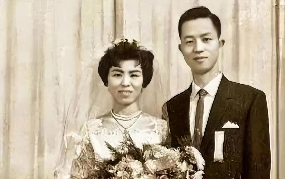 1962年，曾仕强与妻子刘君政的结婚留影，两人是台师大的同学，是校园情侣，但是并