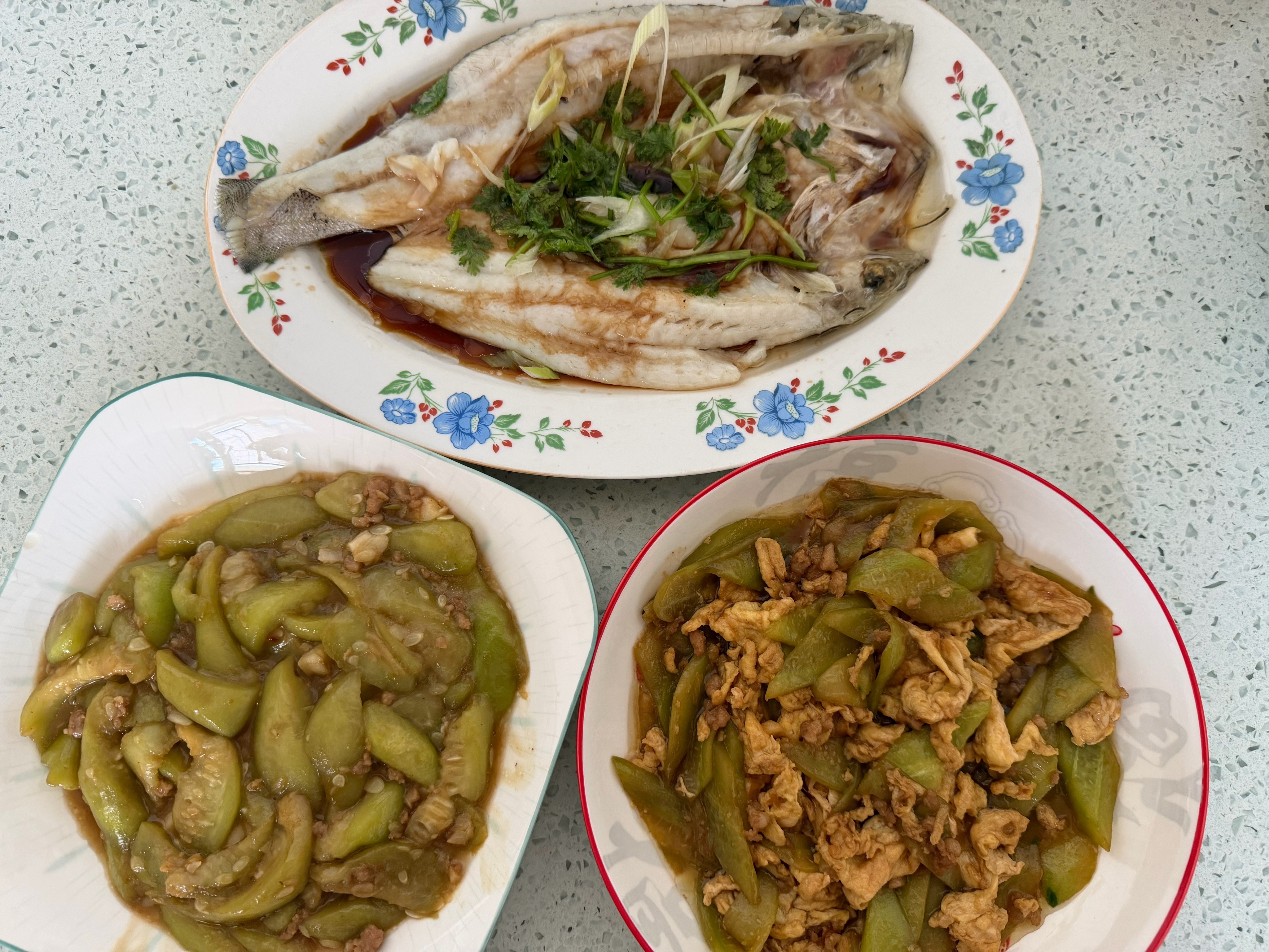 早饭吃的晚这午饭就跟着晚～一点还不饿那也得吃，吃饱喝足下午带娃继续嗨去
