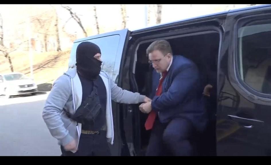 在美任职俄外交官因叛国罪获刑12年 🕵️
俄外交部前雇员、38岁的阿尔谢尼·科