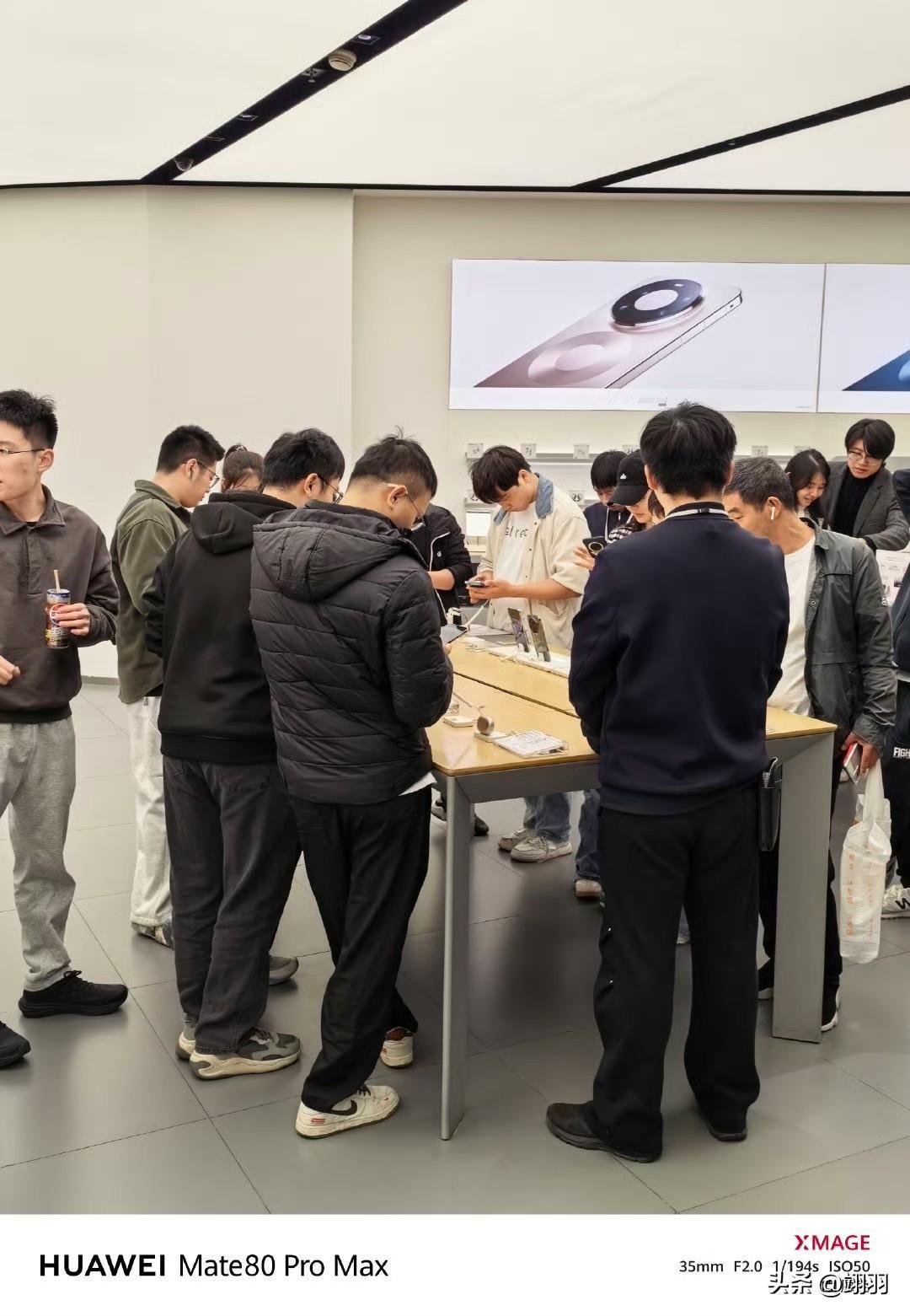 mate80系列开售
线下门店火爆
今日mate80系列正式开售
线下取真机者众