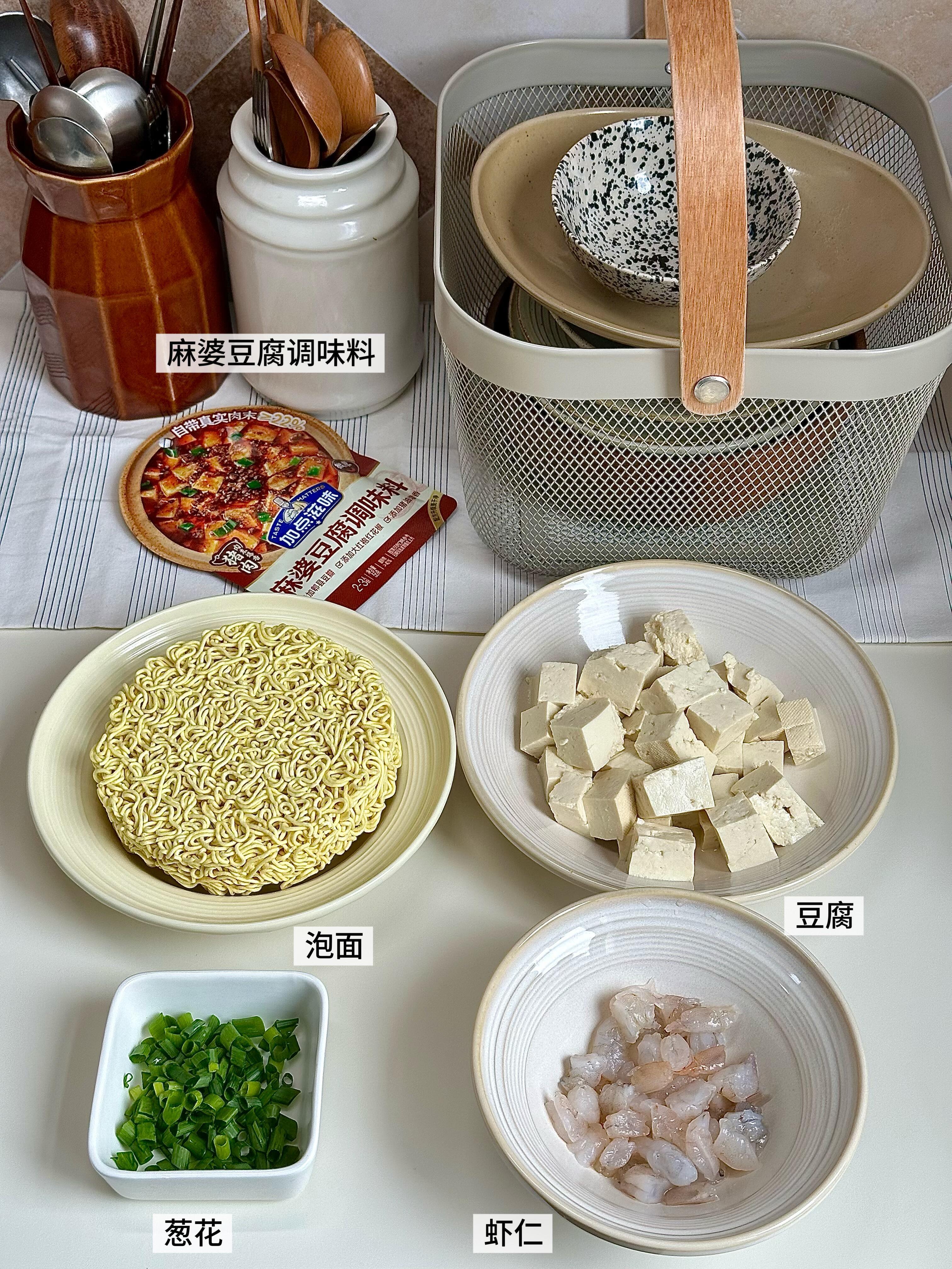 独居女孩的深夜快乐，终于被这桶面承包了。最近加班加到崩溃，每天回家最期待的就是泡