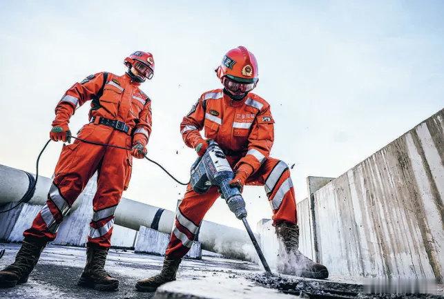 边关月  【强军早报 】军事早知道1、1月上旬，陆军某旅组织多机型飞行训练。2、