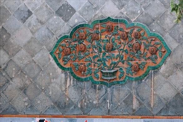 近日，在山东古建筑博物馆，修缮一新的巨型一字琉璃影壁墙凭借恢宏形制与精湛工艺，成