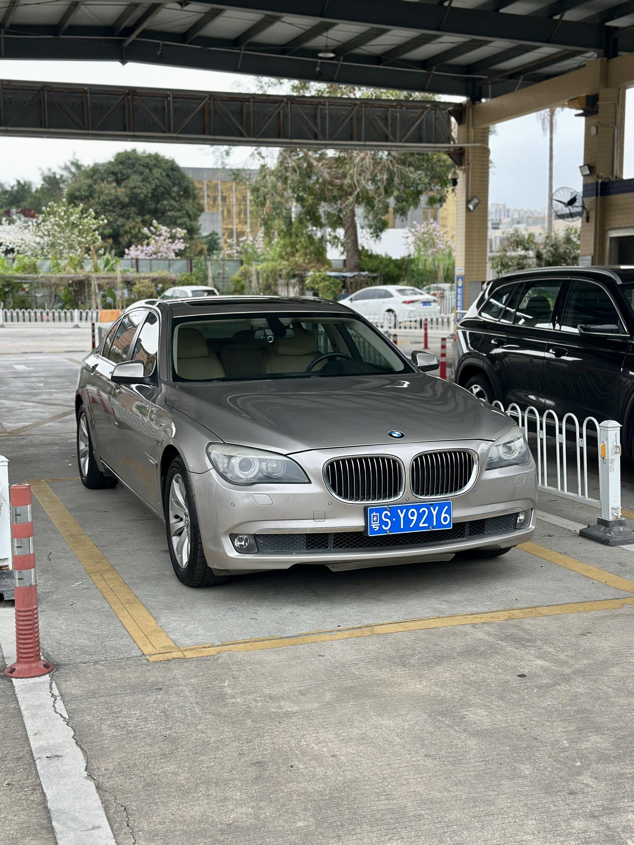 国五排放成功迁入，圆了我小学时的宝马7系 太喜欢这车了，小学时去车展拿...