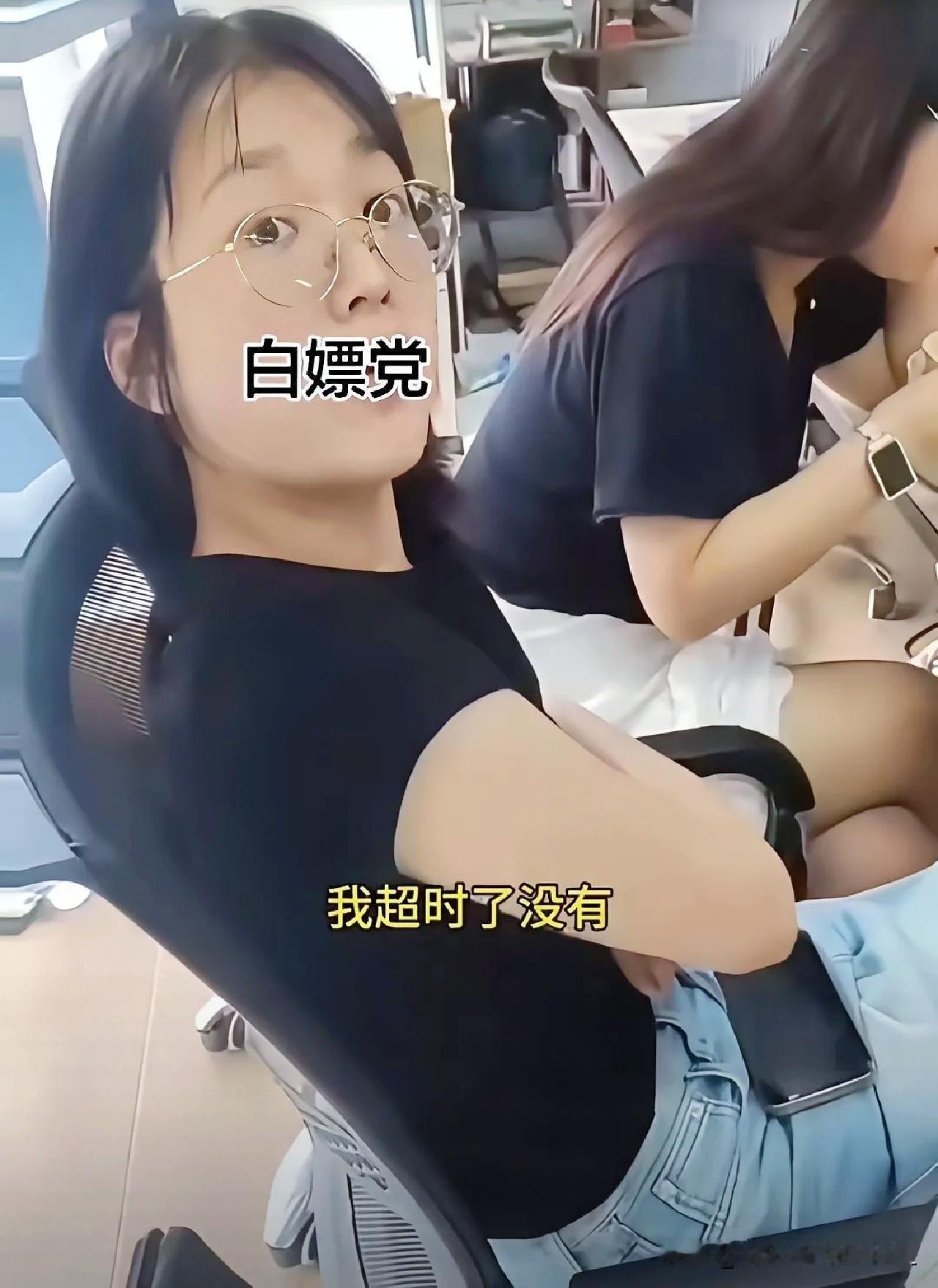 杭州那个为了38块钱外卖玩“消失”的姑娘，
工位终于清空了。

说实话，看到这个