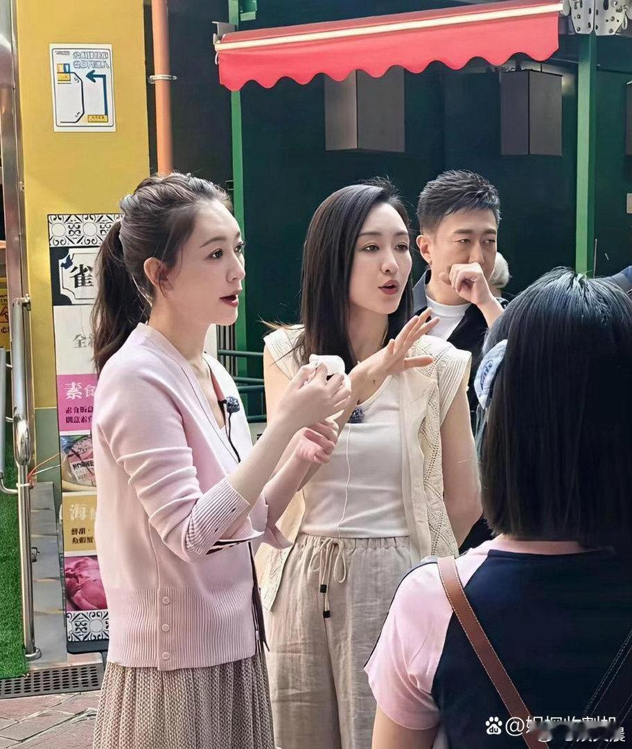 原来现实里的王鸥和李小冉颜值超高，真人身姿出众容貌精致，自带独特迷人风采。 