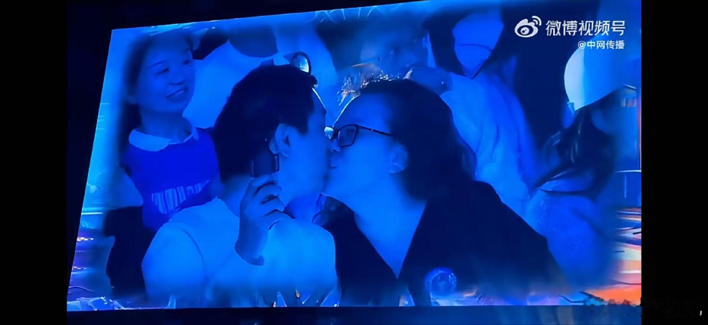 海来阿木深圳演唱会处处吻看完海来阿木深圳巡演又相信爱情了海来阿木用歌声见证！深圳