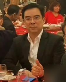 这是向华炎的儿子向展伟，他今年66岁，但其外貌却很显年轻，他的个头儿比父亲稍高一