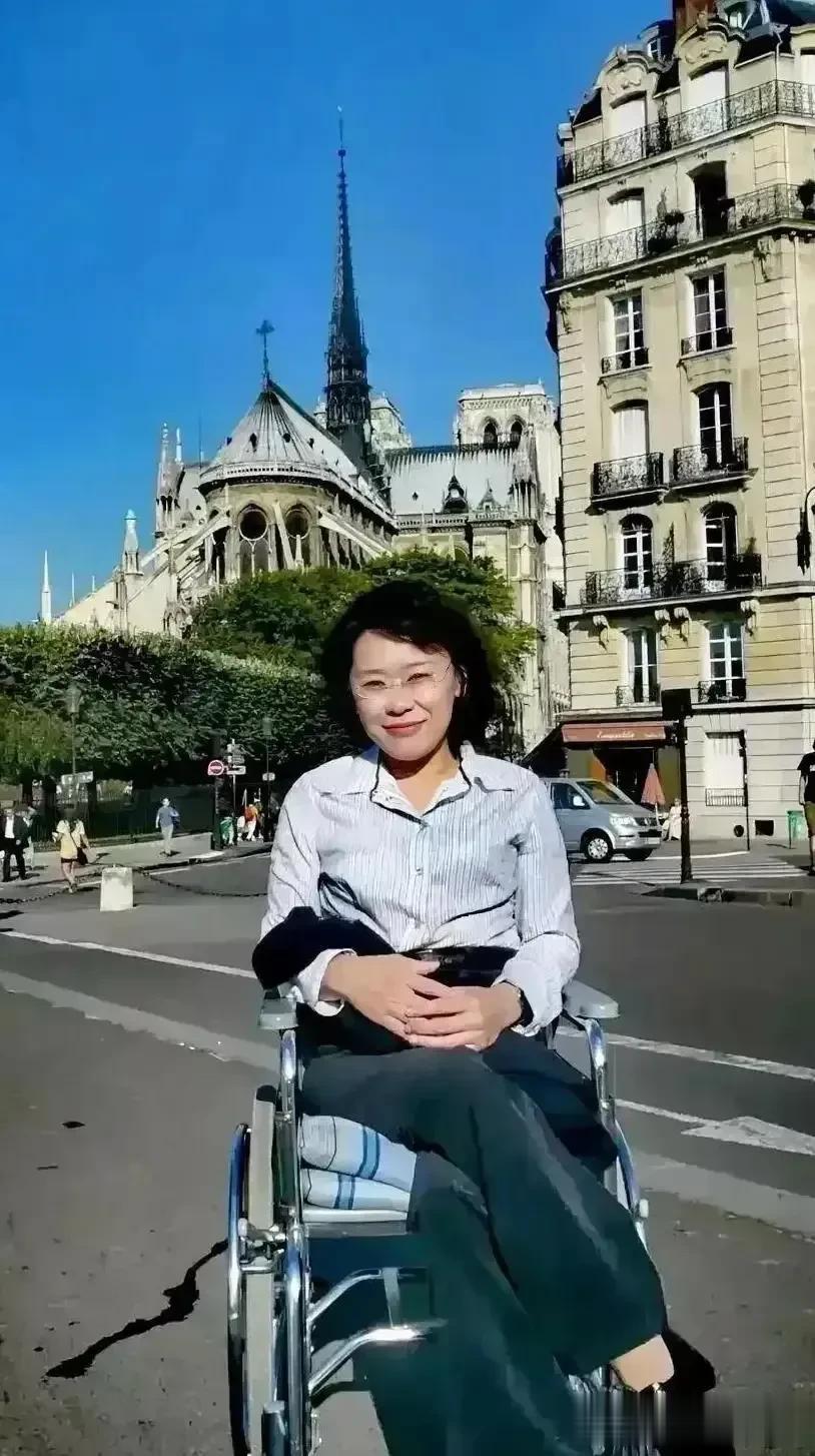张海迪真是越活越年轻！

我上小学的时候，整天报道她身残志坚，与病魔作斗争的事迹