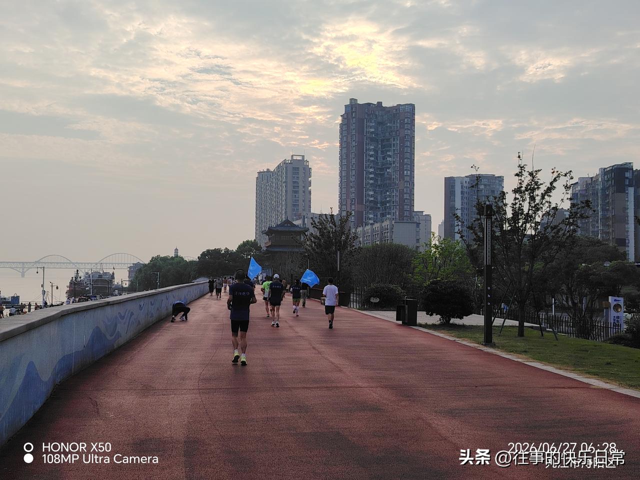 记录我的20266月27日长江岸边晨练