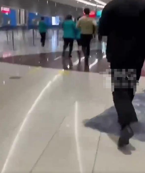 迪拜国际机场遭袭击，深夜爆炸声响起，航站楼受损、航班停摆
宝子们速看突发国际新闻