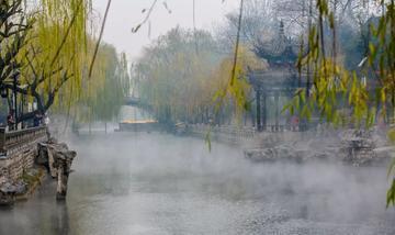 旅游景点要有故事才能吸引人，济南大明湖畔有美女，大名鼎鼎的乾隆皇帝都相中了，大家