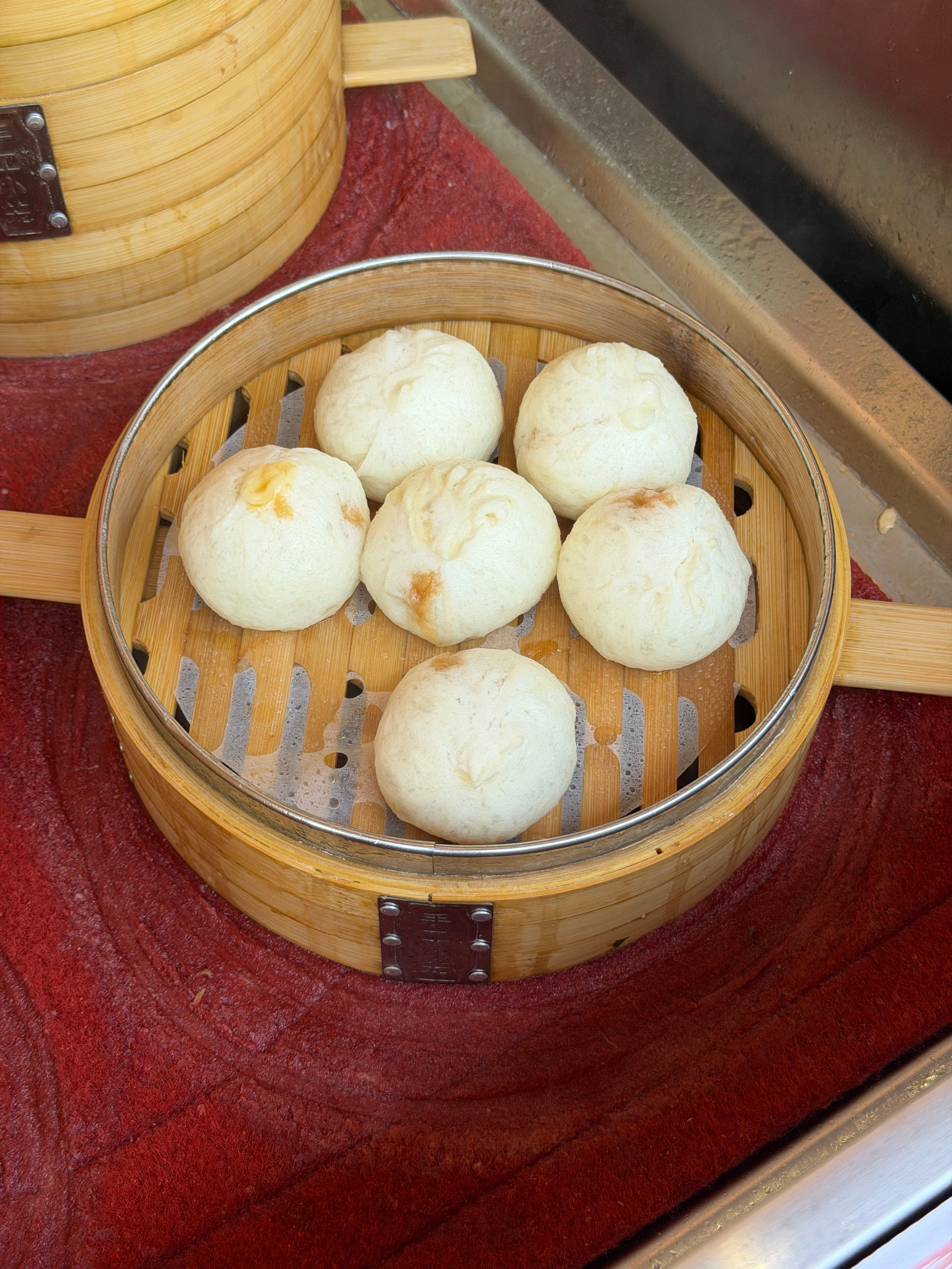 这也算是好消息，公司附近300米，终于开了一家早餐包子店，里面几个靓仔在纯手工包