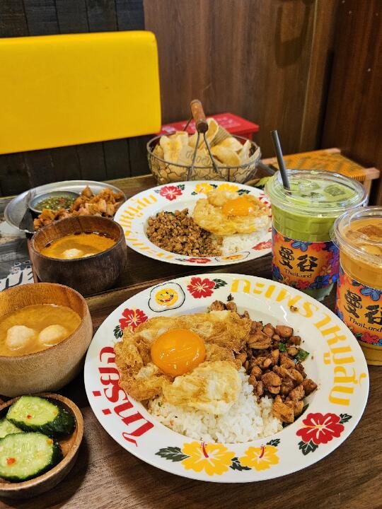 不是曼谷！是青岛！吃上了正宗泰式打抛饭！