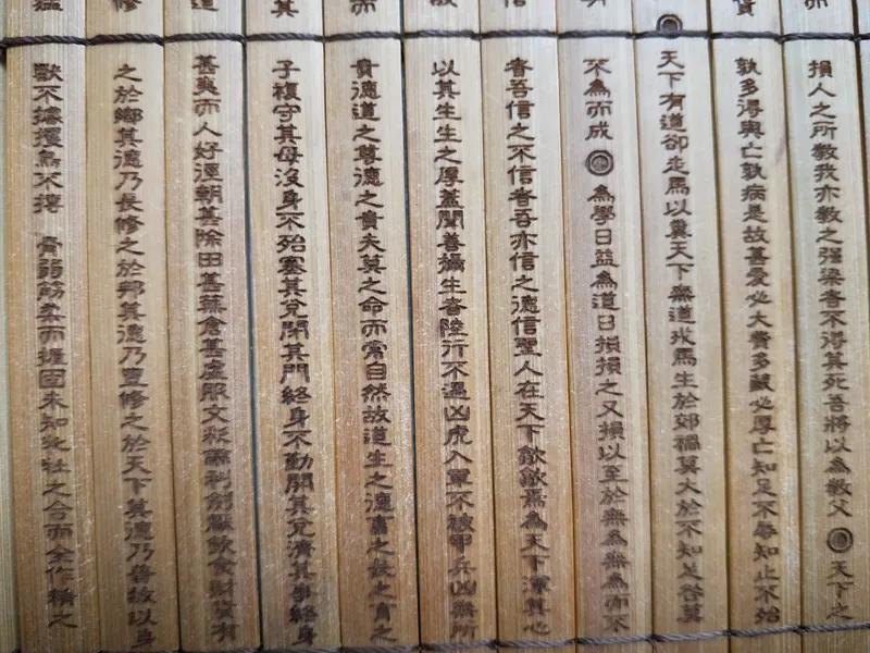 无题
家人笑我太痴狂
抛砖引玉写词忙
乐此不彼思中享
一首绝句百年芳