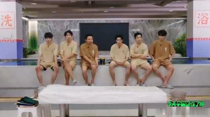 刘耀文泡澡穿两条短裤只有刘耀文穿了两条短裤 泡澡小细节被热议，只有刘耀文穿两条短