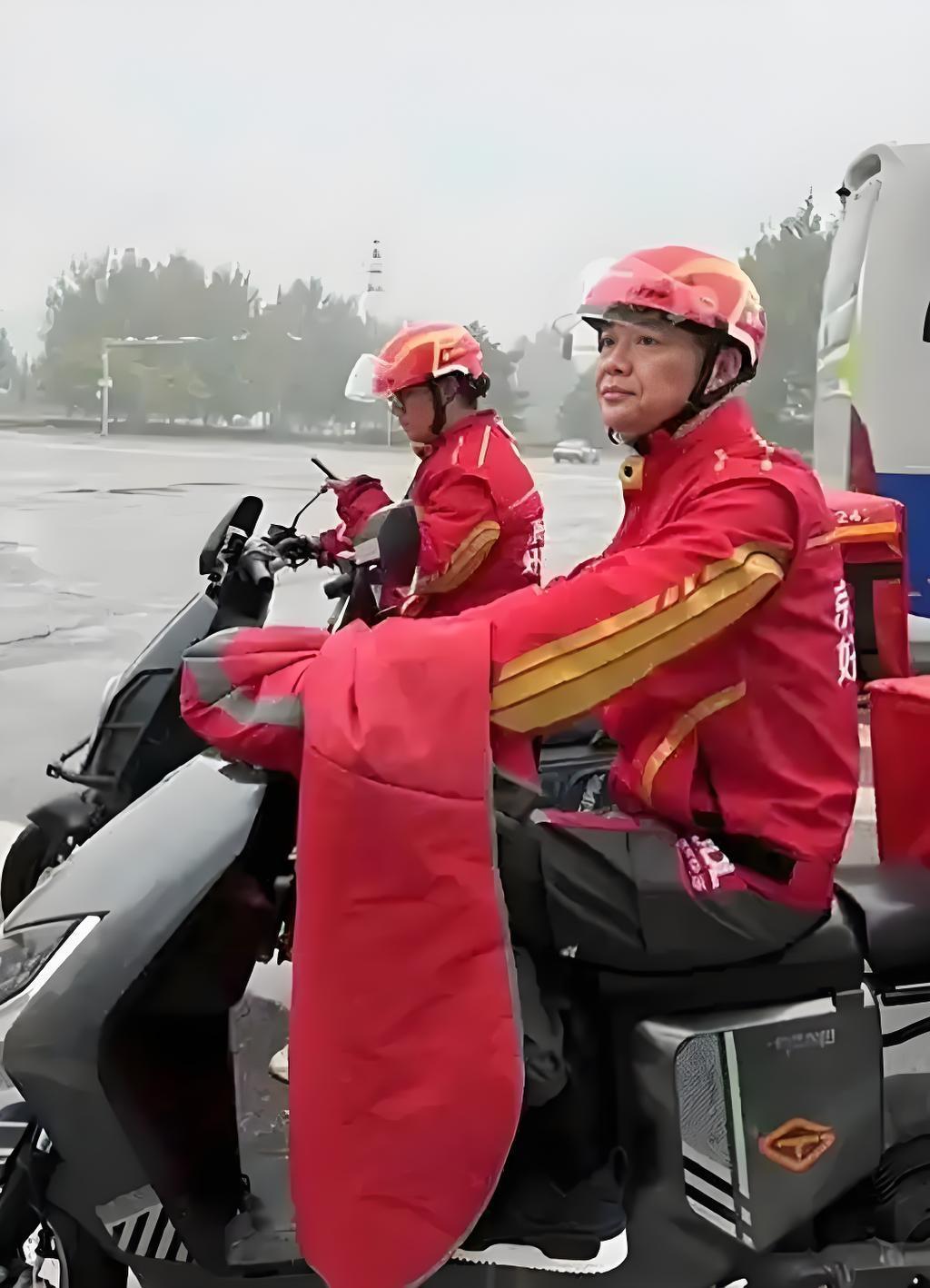 图一，骑电动车的刘强东
图二，骑三轮车的刘强东
图三，坐轿车内的刘强东
图四，刘