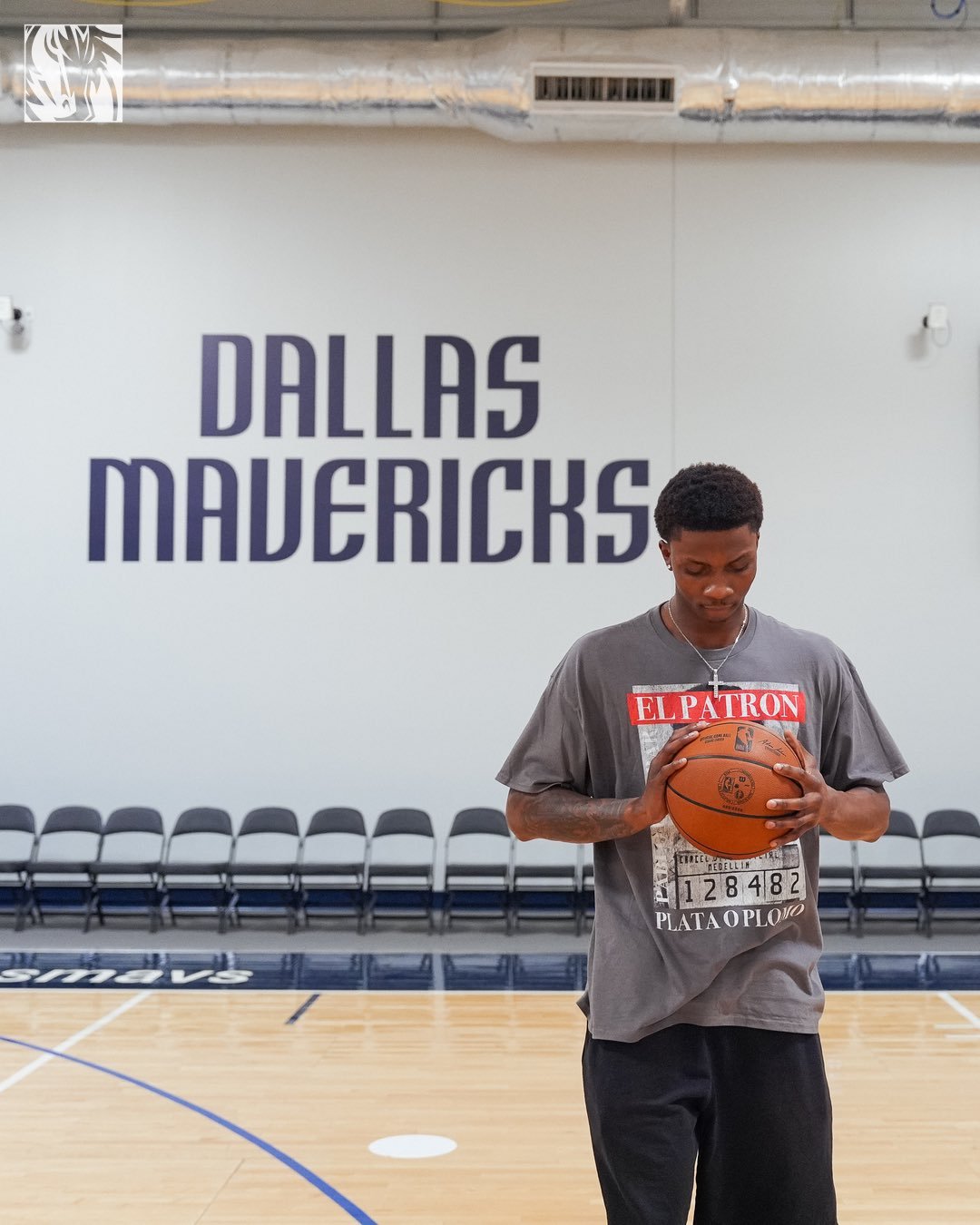 官方：独行侠和次轮秀拉瓦尔签下了双向合同。The Dallas Maverick