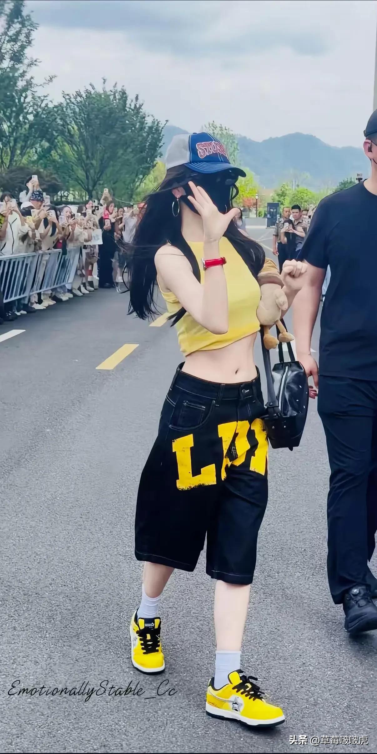 就算戴着口罩，也知道她是谁了！[赞][捂脸]