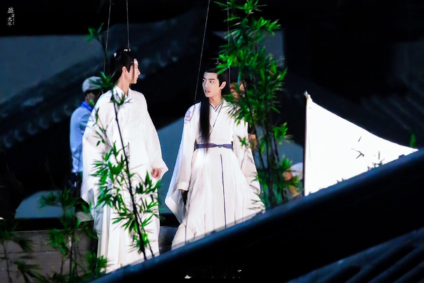 陈情令[超话] 🐢陈情令 长街持花灯，檐下听雨声。屋顶望星空，与君共此生。困在