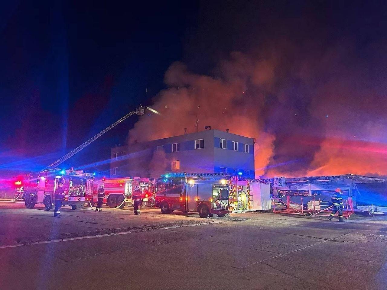 3月20日，一个名为“地震派”的新国际组织在捷克东北部城市帕尔杜比采纵火焚烧了一