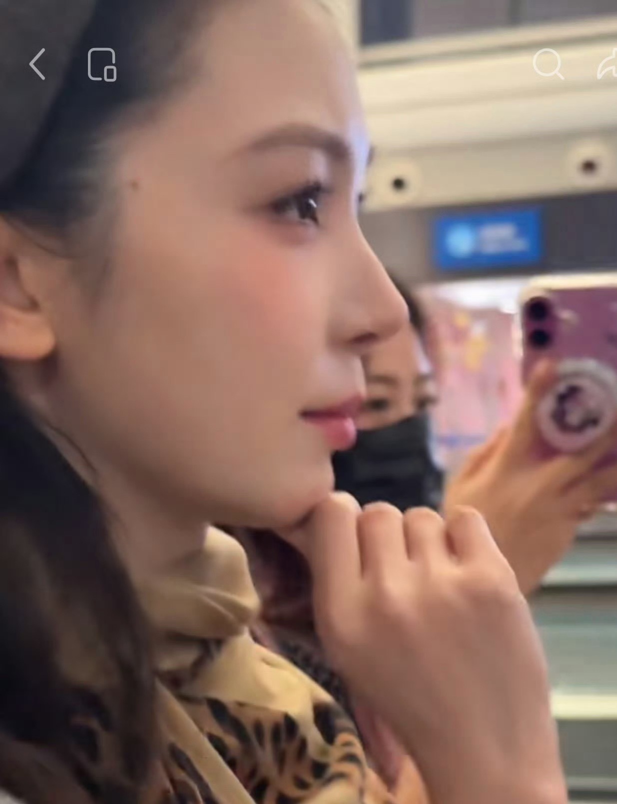 易梦玲鼻子找谁修复了…感觉鼻额角还有鼻尖弧度自然好多额…之前假面感太重了 