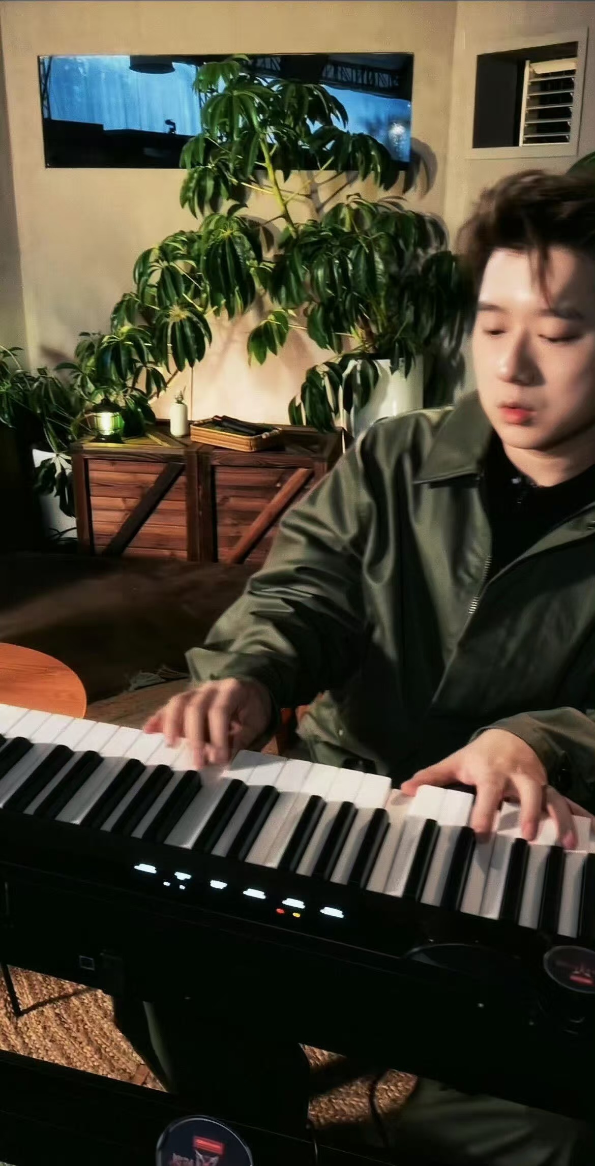 王以太称艾热是知音披荆斩棘 披哥这段采访看进去了！王以太形容艾热是知音，不止音乐