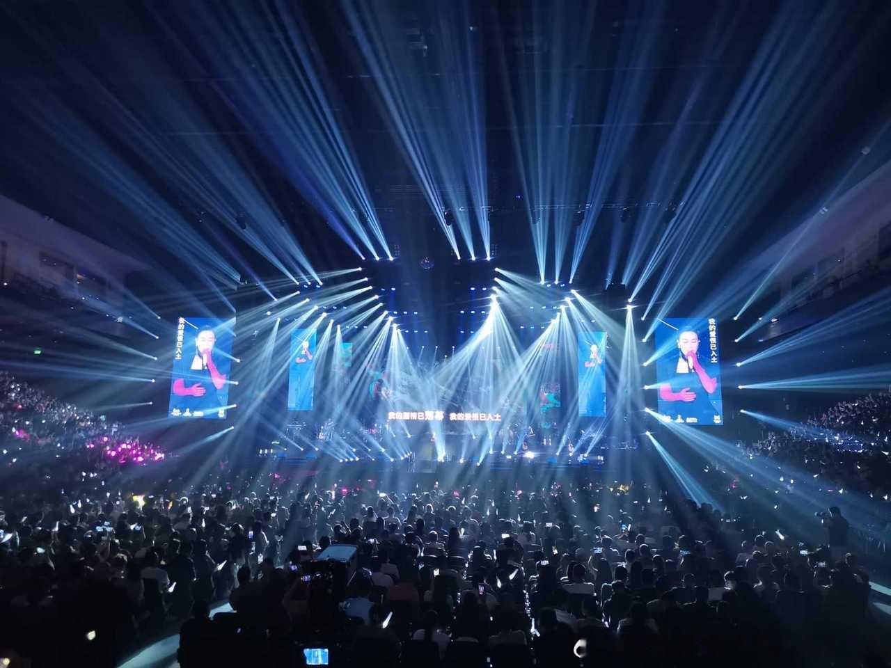 抽4个人去看演唱会！酒店+机票+演唱会门票全包！不要的可折现6000元！想干嘛干