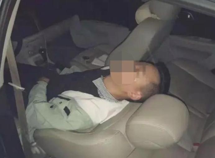 2025年，浙江33岁男子在母亲墓旁的车内结束生命。他本只想找份月入过万的司机工