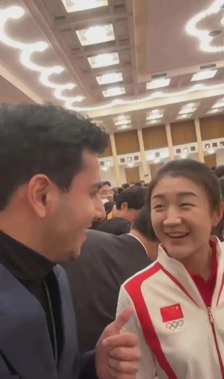 陈梦笑的很开心，伊能静坐C位 ​​​