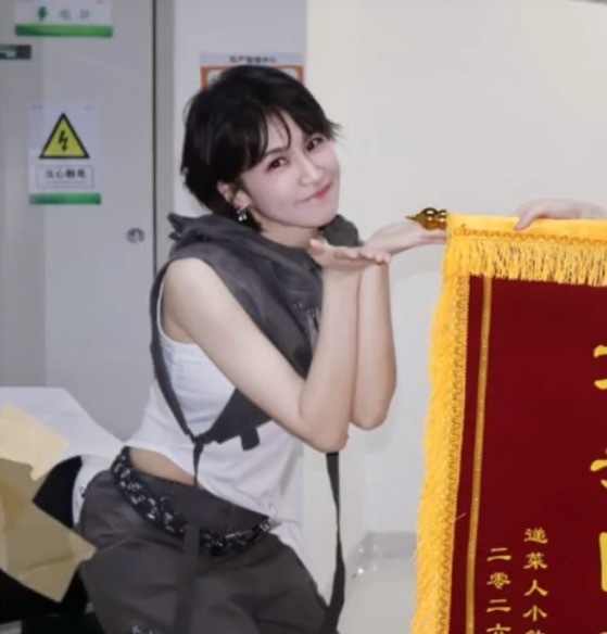 后面这个标识完全就是个小猫耳朵呀🐱 