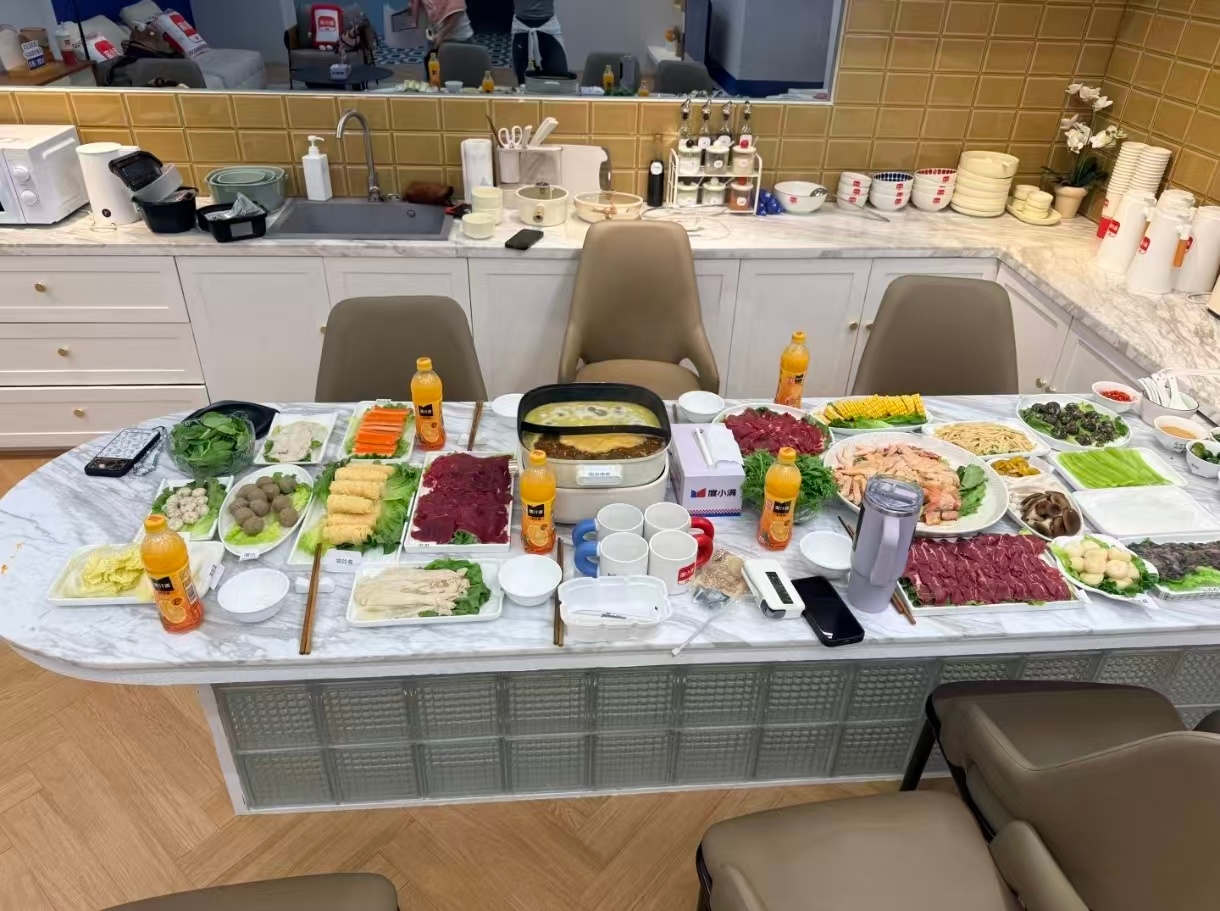  淡淡发乘风大合照 淡淡发的乘风火锅大合照 每一张都是姐姐们限定的快乐证据 