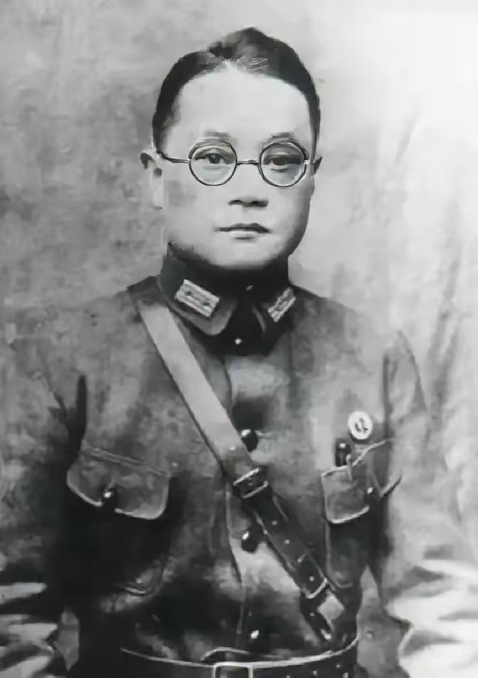 1949年，国军上将潘文华决定起义，却发现七姨太是特务，为了不打草惊蛇，他对七姨