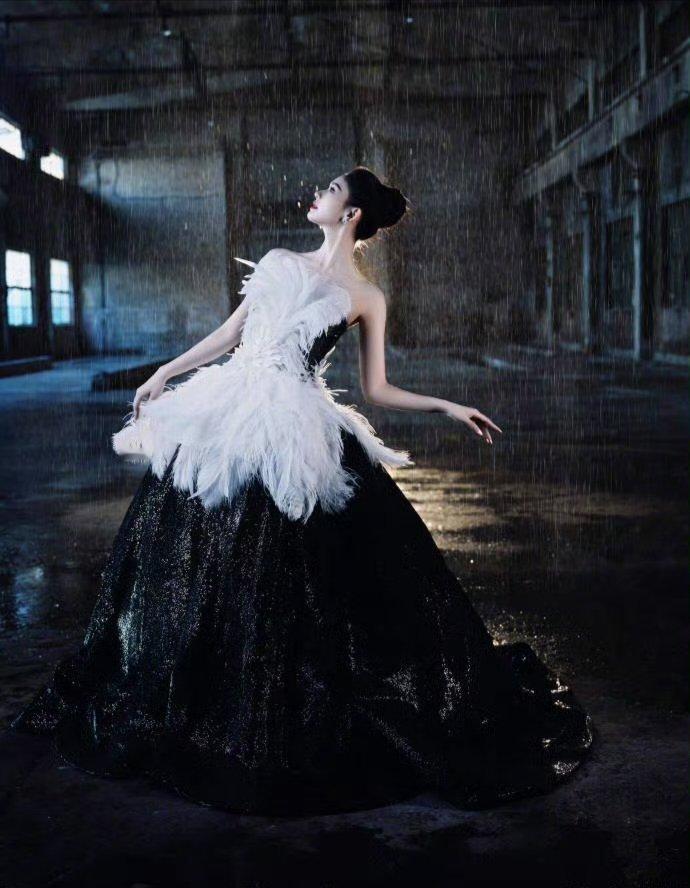 蒋欣杨幂妈咪级别微博视界大会红毯微博视界大会 打开直播就先看到杨幂了！内场她居然