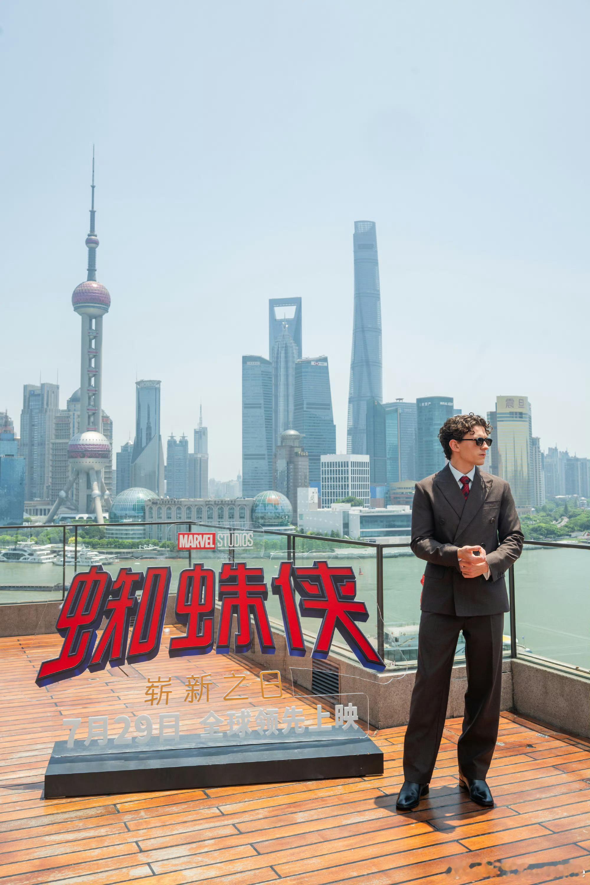 荷兰弟&赞达亚亮相上海外滩蜘蛛侠:崭新之日