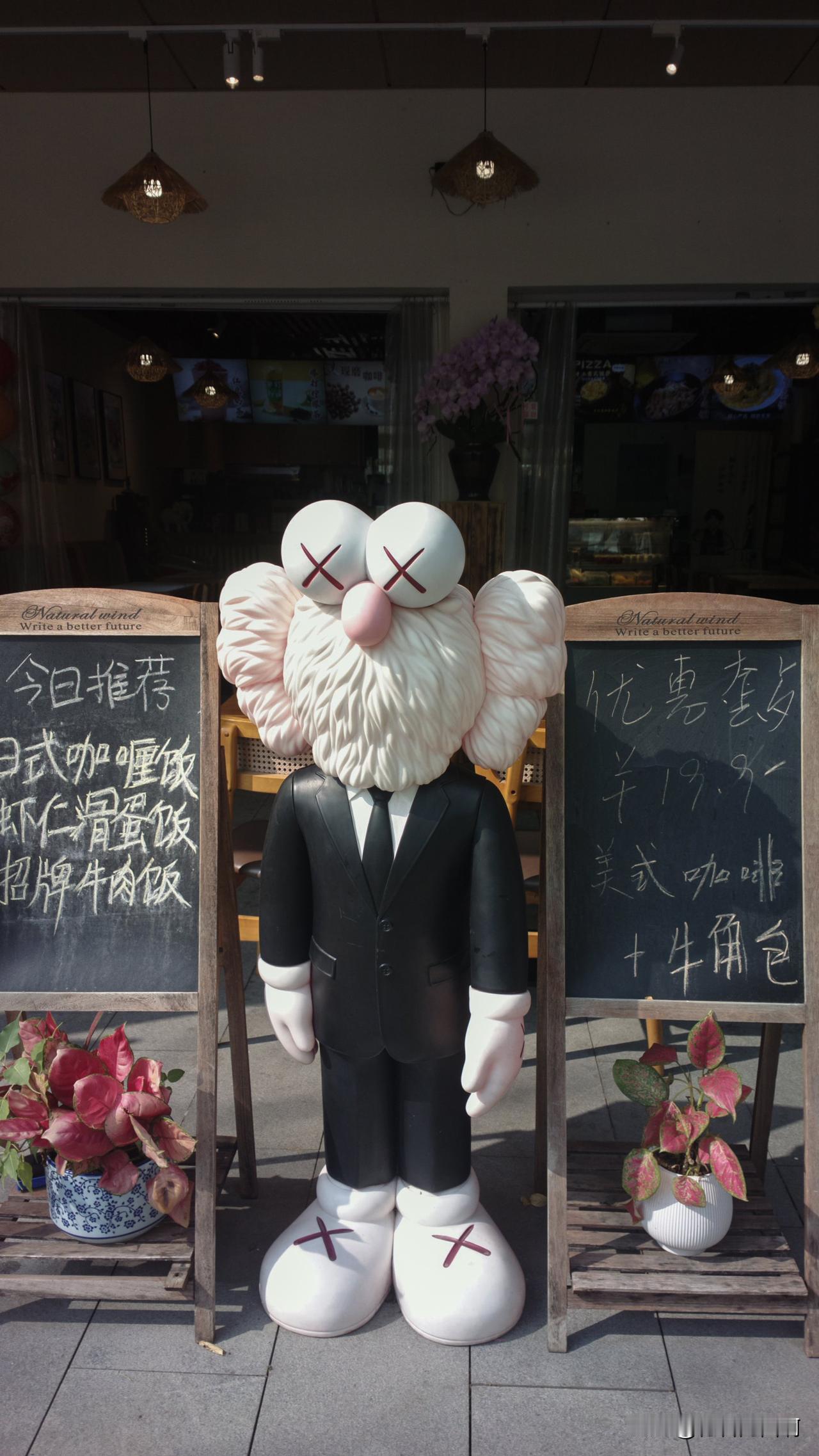 深圳荷兰花卉小镇，好逛的花鸟市场
这里花鸟鱼种类很多，而且设有很多拍照点，休息区