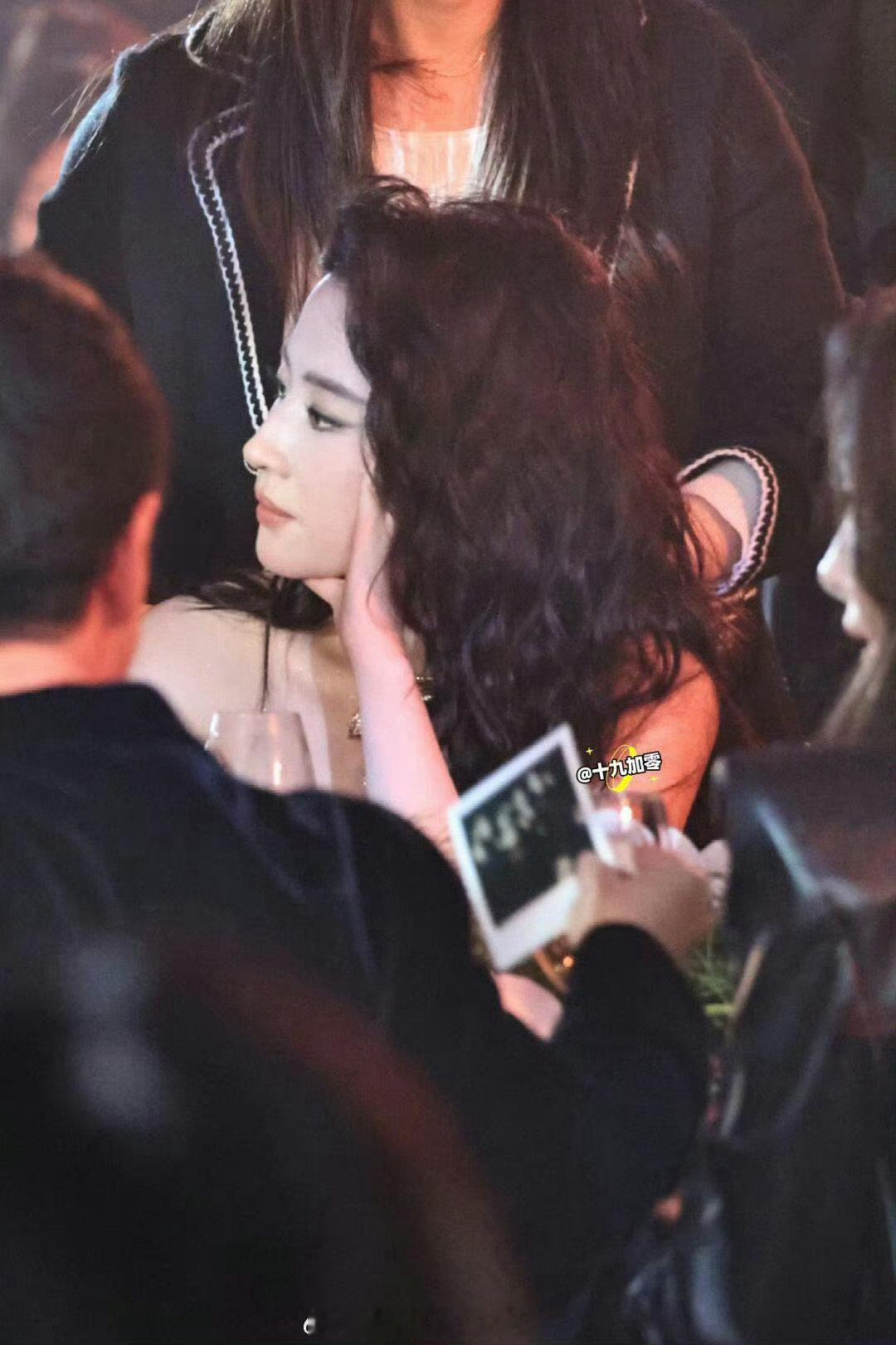 刘亦菲的嘉人内场图曝光，其面部折叠度超高，实在是令人惊叹，不愧是神仙姐姐，这颜值