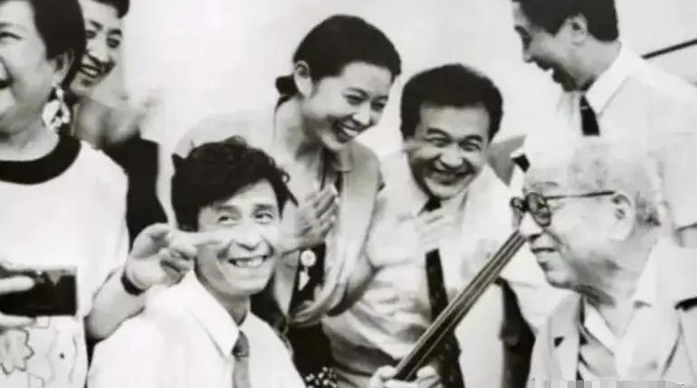 1993年，冯巩赴台拜访92岁张学良，老人一见其面，念珠坠地，颤声问：“你可是冯