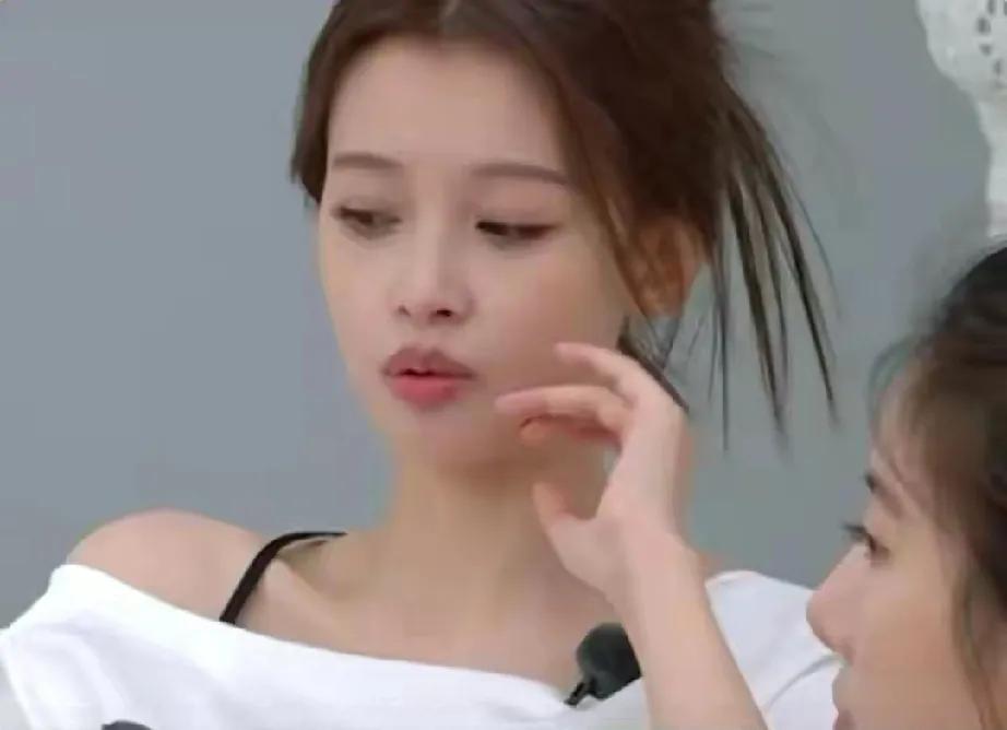 24岁嫁入“京圈”，手握影帝老公和顶级经纪人婆婆，孙怡曾被看作人生赢家。可豪门光