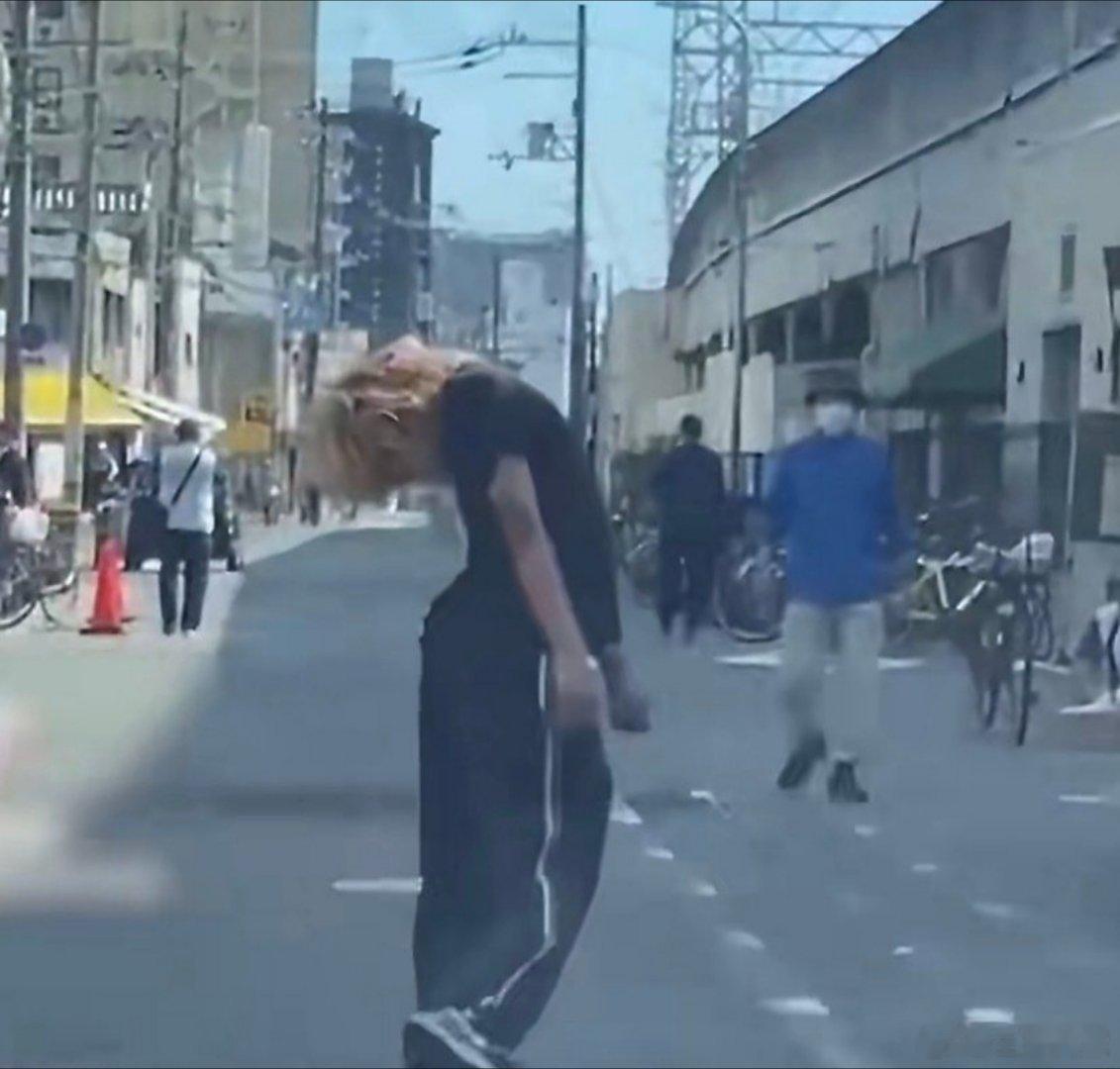 日本街头疑现芬太尼丧尸这一看就是吸多了呀，怎么现在小日子也有这种东西了？ 