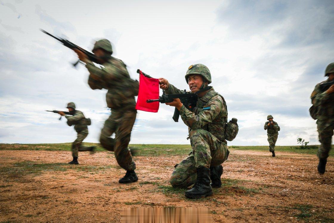 #空军在线[超话]#空降兵某旅“黄继光英雄连”组织官兵进行战术训练 ​​​