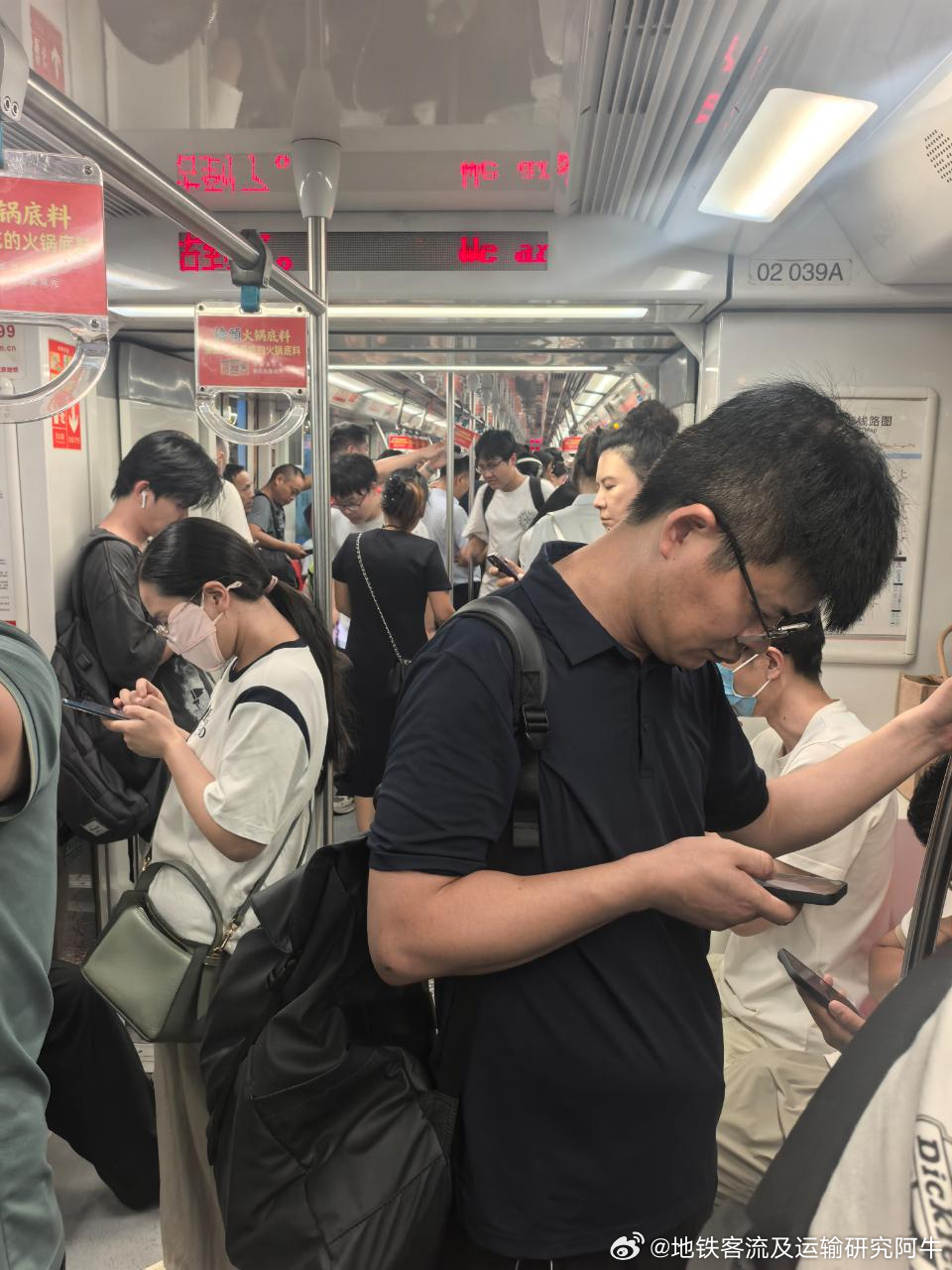 南京地铁 网友：2026年8月7日（周五）17:47，南京地铁2号线莫愁湖站，车