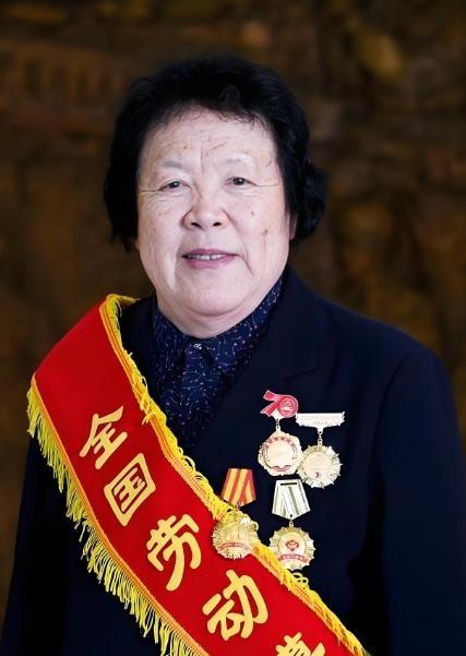 曾任辽宁省委常委，退休后每月仅领500元，晚年仍倾力帮助徒弟攻克难题，最终取得国