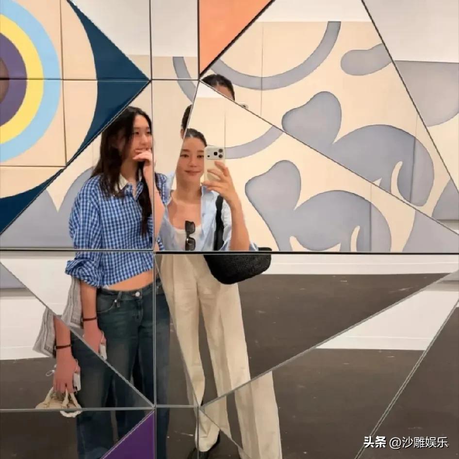 崔泰源卢素英这边离婚官司打得天昏地暗，那边金熙英带女儿看展岁月静好，这对比太绝了