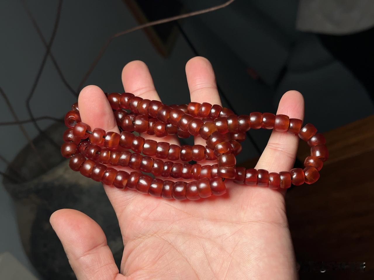 西玛石榴红，一抹醉朱红。
藏韵老珠香，腕间岁月长。